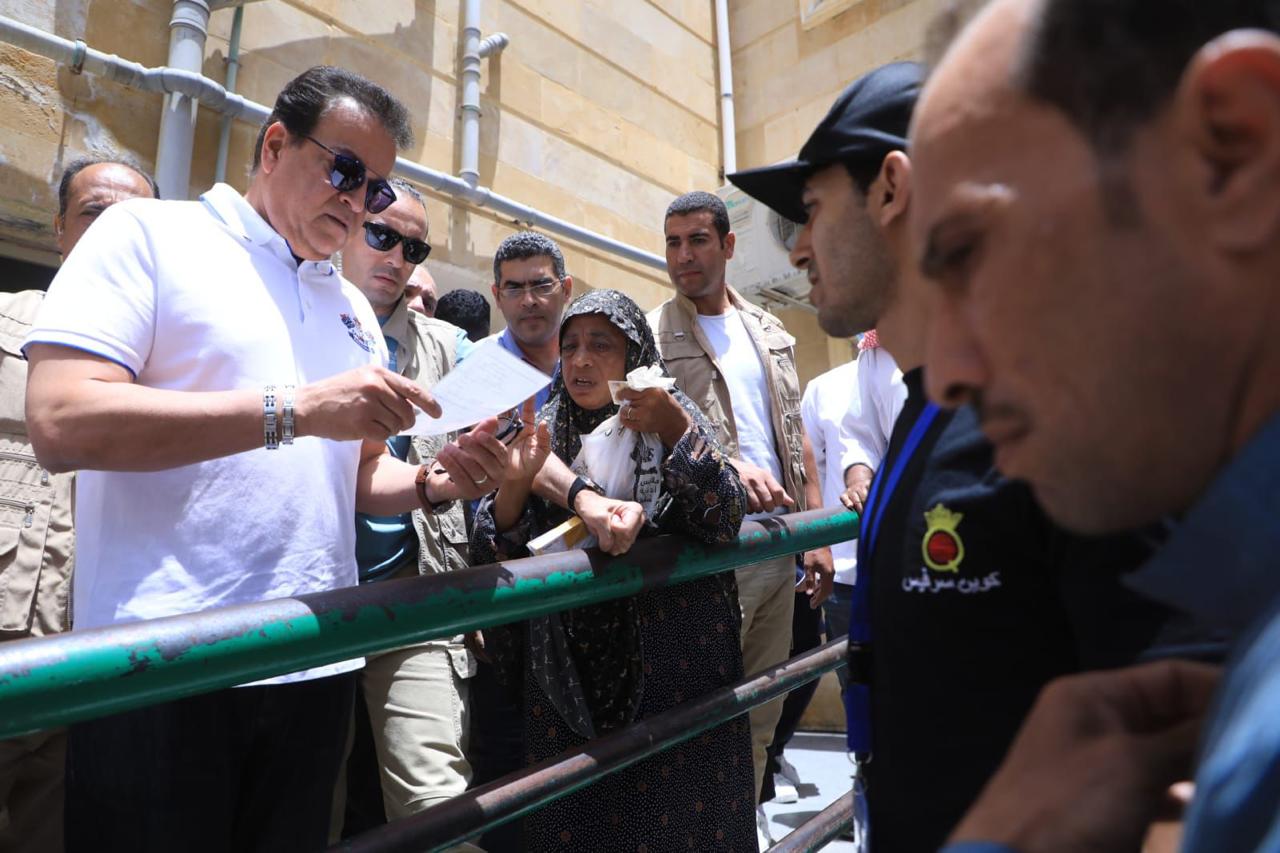 وزير الصحة يجري مرورًا مفاجئًا على نقطتي الإسعاف بالكيلو 58 و 41 أثناء استكمال زيارته من محافظة البحيرة إلى مطروح
