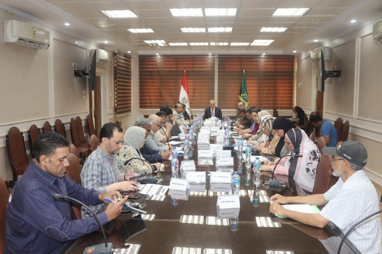 محافظ القليوبية يعقد اجتماعا باللجنة العليا للتصالح علي مخالفات البناء لمناقشة ما تم انجازه خلال الفترة الماضيه