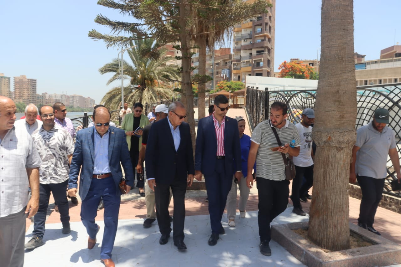 محافظ القليوبية ورئيس جهاز تطوير القاهرة الفاطمية يتفقدان ممشى النيل بمدينة بنها بعد الانتهاء من تطويره