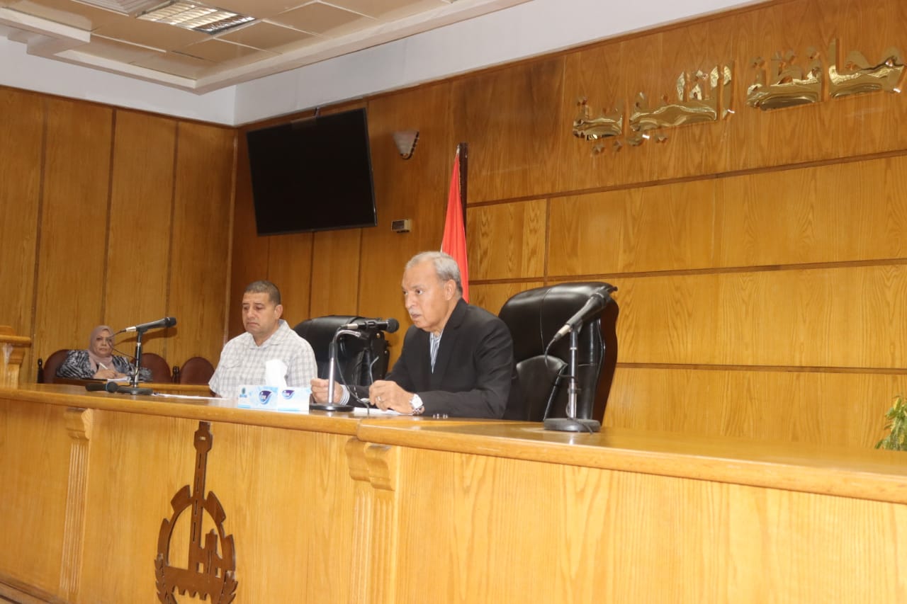 محافظ القليوبية يُكثّف الجهود للقضاء على مخالفات البناء والتعديات على الأراضي الزراعية وتحسين منظومة النظافة