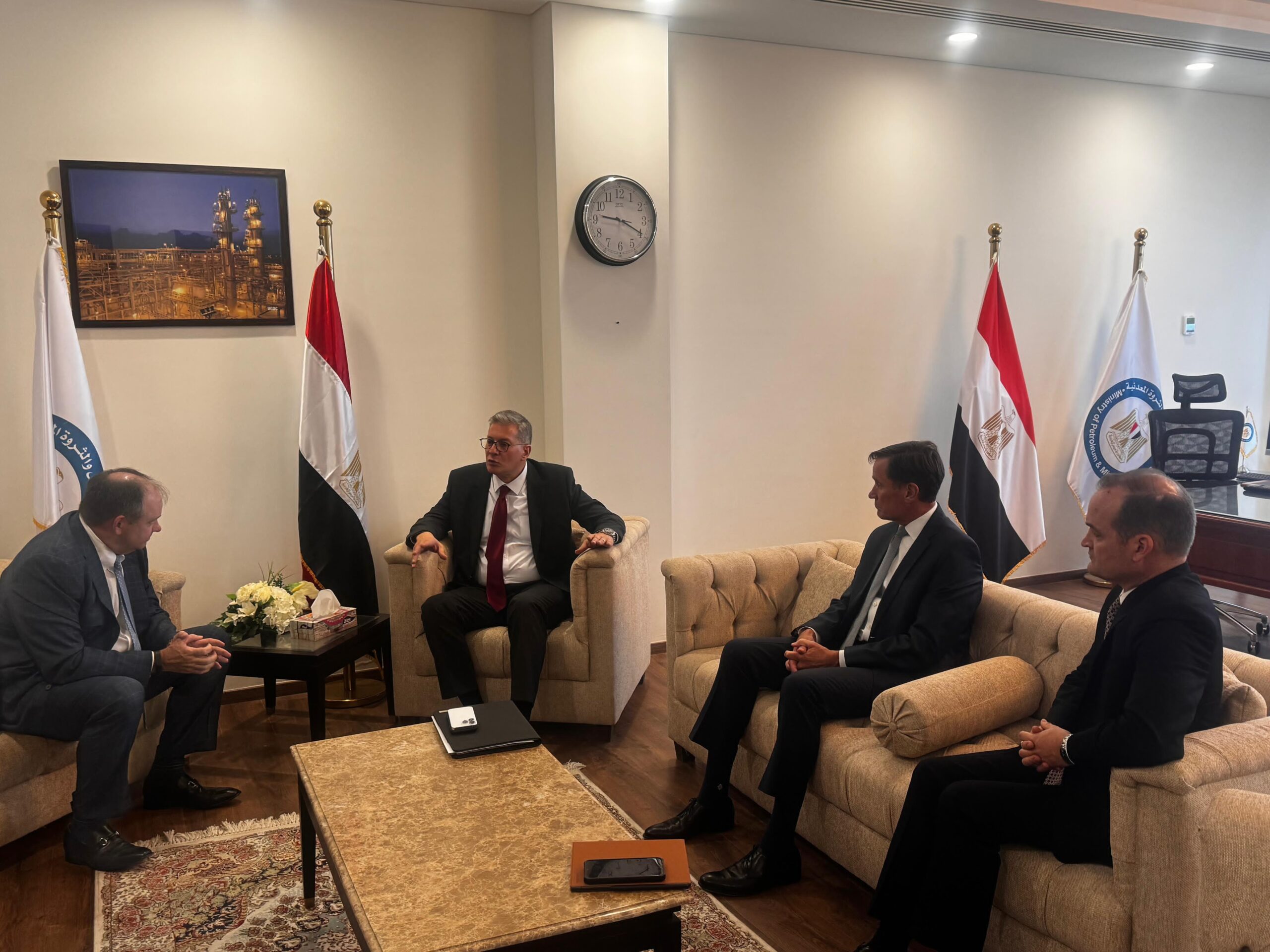 وزير البترول يبحث مع شركة أباتشى زيادة الإنتاج من البترول والغاز في صحراء مصر الغربية