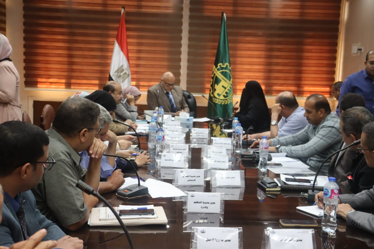 في أول لقاء للمواطنين .. محافظ القليوبية يبحث 31 طلبا وشكوى على مدار خمس ساعات متواصلة