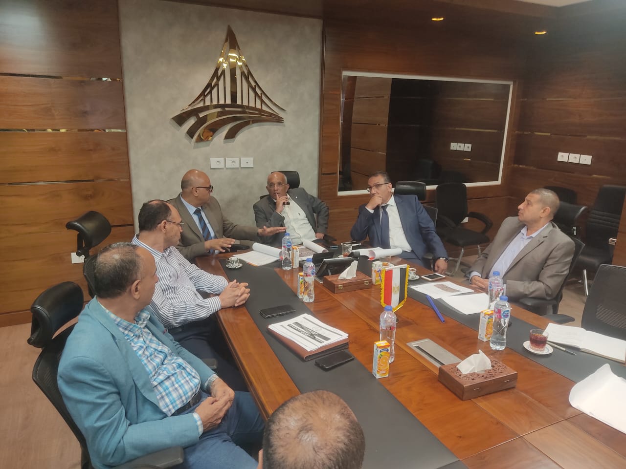 محافظ القليوبية يستعرض عدد من المشروعات التنموية بالمحافظة مع نائب وزير النقل ورئيس هيئة الطرق والكباري