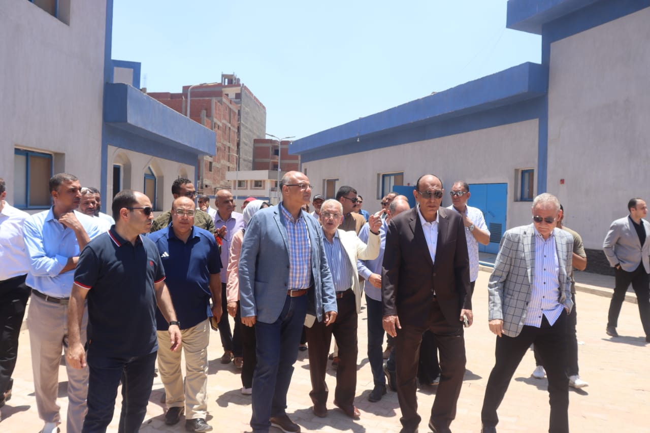 محافظ القليوبية يتفقد مستشفى التأمين الصحي ببنها وعدد من المشروعات والمصانع