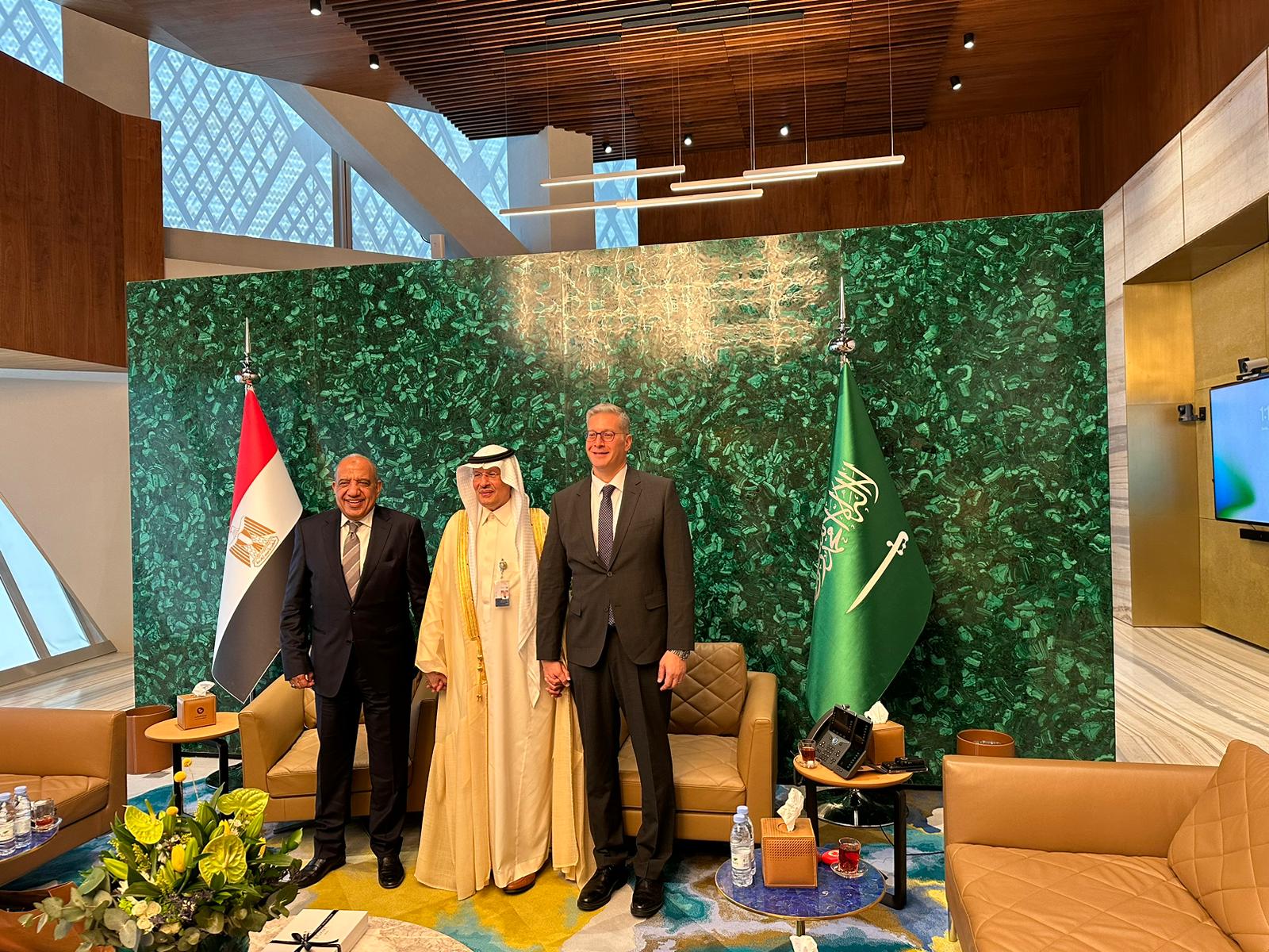 وزير البترول يعقد اجتماع مشترك مع الأمير عبدالعزيز بن سلمان وزير الطاقة السعودي وبحضور الدكتور محمود عصمت وزير الكهرباء