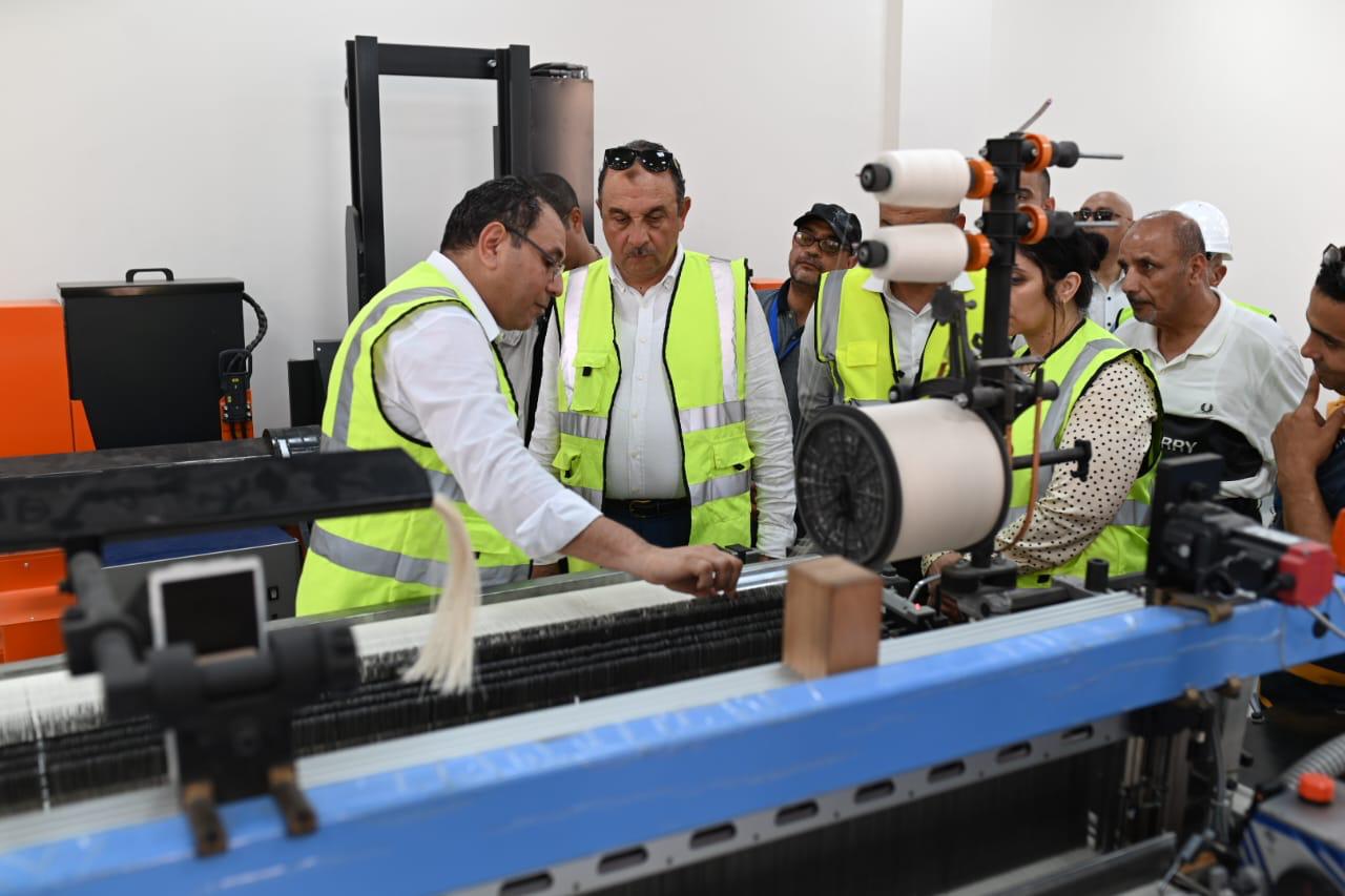 في أولى جولاته الميدانية.. وزير قطاع الأعمال العام يتفقد مصانع “غزل المحلة”