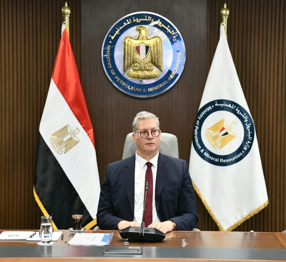 وزير البترول يبحث مع قيادات هيئة البترول سبل زيادة معدلات الإنتاج وتحسين إنتاجية الحقول