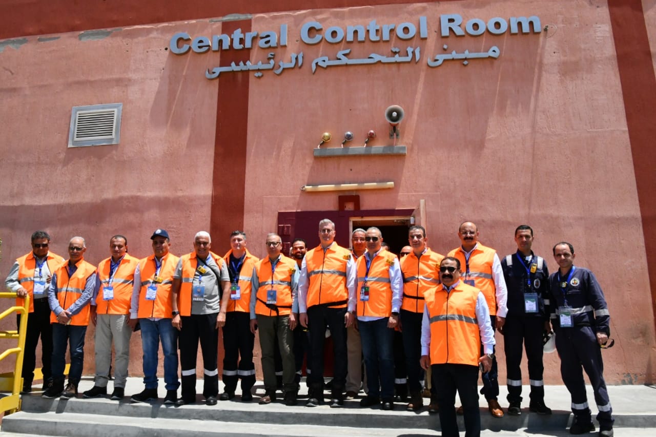 وزير البترول والثروة المعدنية يؤكد على أهمية السلامة ويجري جولة تفقدية لسير العمل في حقل ظهر