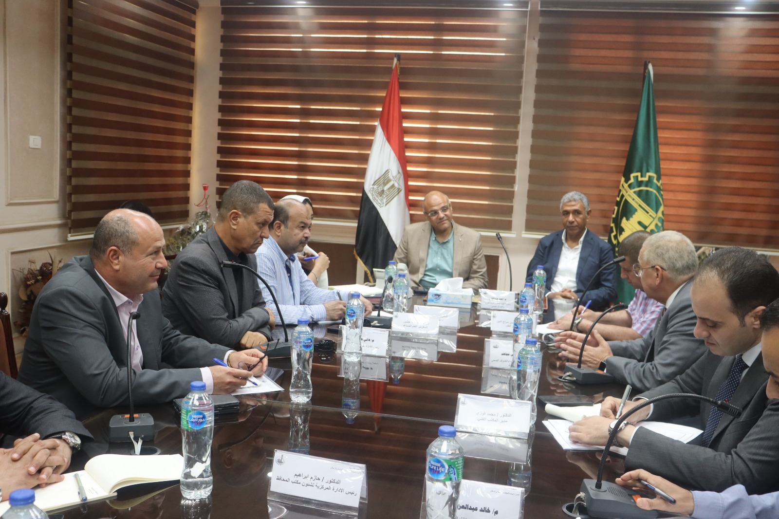 محافظ القليوبية يعقد اجتماعاً مع رئيس الجهاز التنفيذي للمياه والصرف الصحي ورئيس شركة المياه لبحث زيادة مشروعات المياه والصرف 