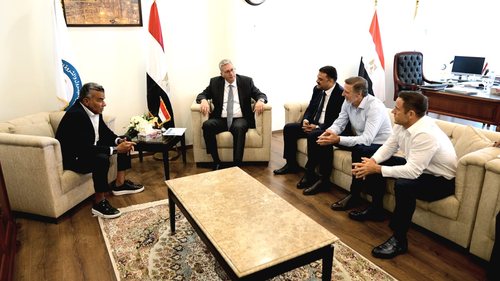 وزير البترول يسعى إلى طوير مناخ الاستثمار في مجال التعدين باجتماعه مع عدد من مسؤولي الشركات العاملة في مصر