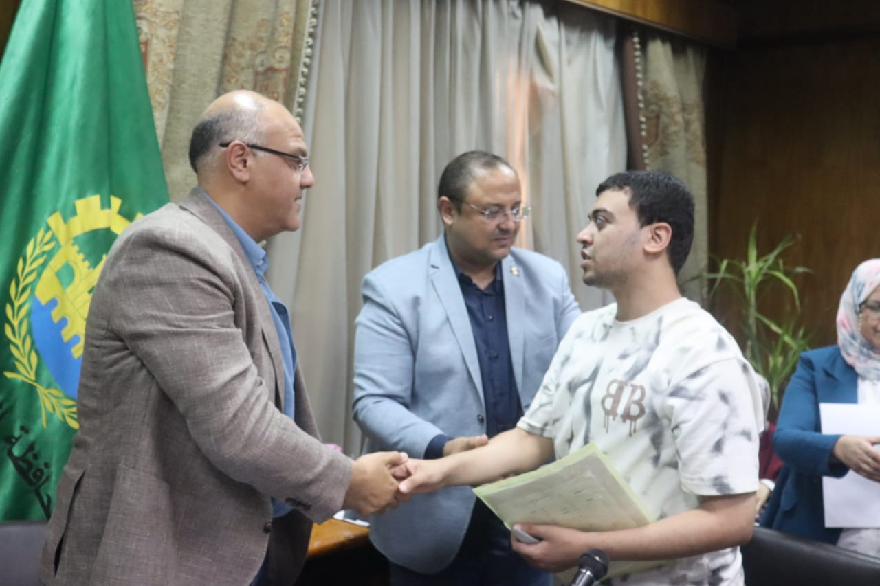 محافظ القليوبية يوفر فرصة عمل لأحد المواطنين من ذوي الهمم ويوفر جهاز العروسة لشقيقته