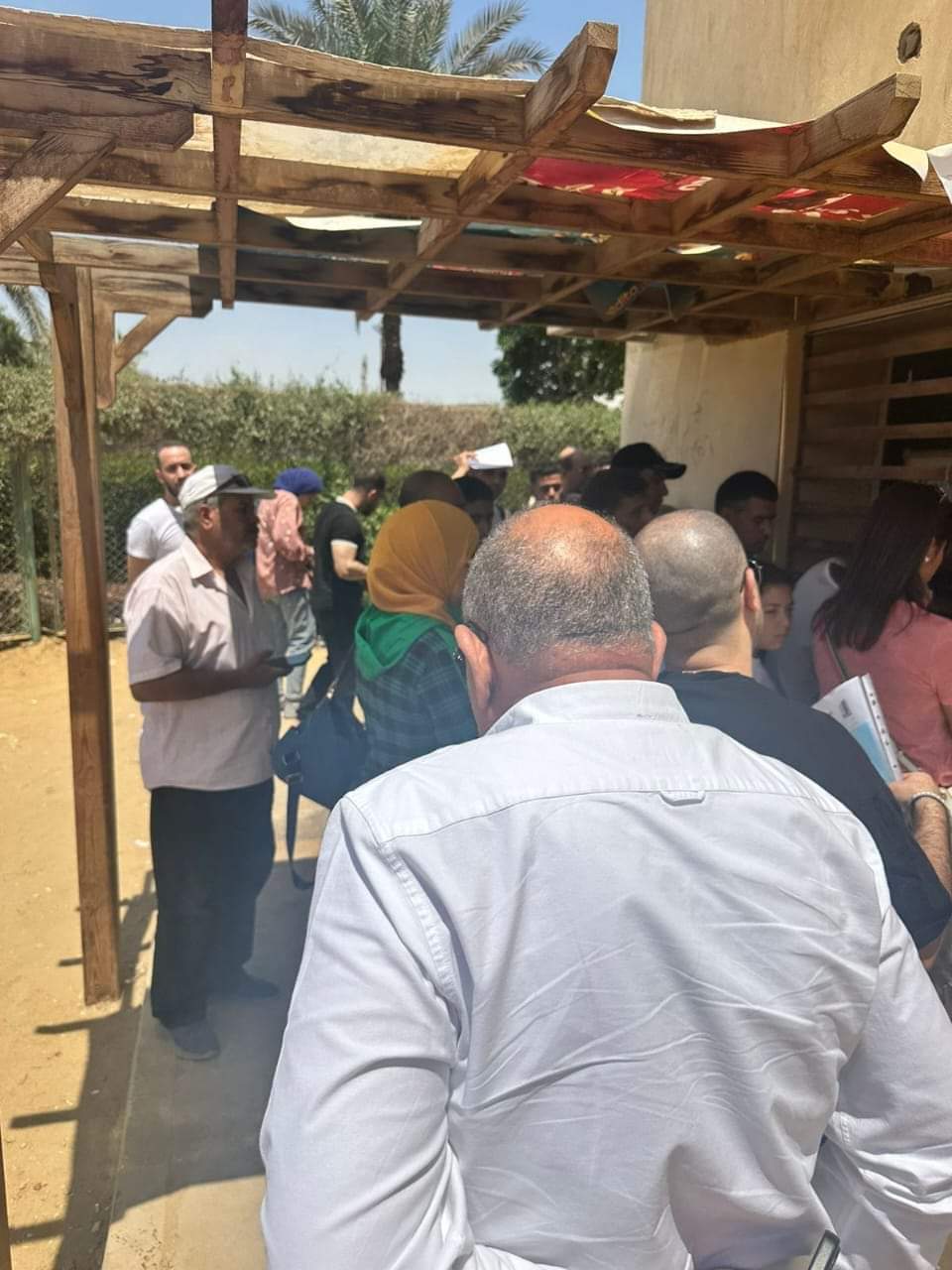 وزير الكهرباء يقف فى الطابور للحصول على خدمة تركيب عداد جديد لمعرفة جودة الخدمة