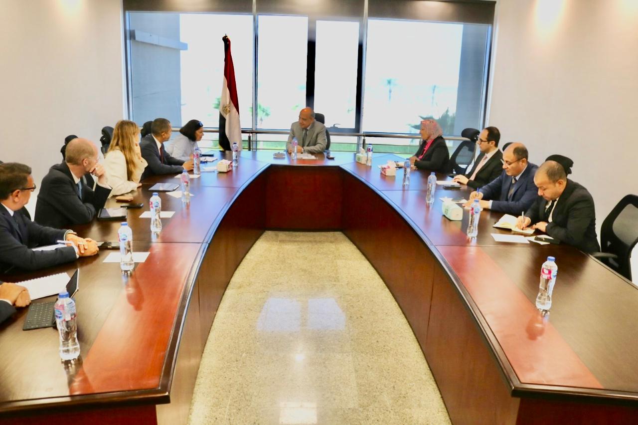 وزير الكهرباء والطاقة المتجددة يبحث مع وفد بنك إعاد الإعمار والتنمية الأوروبي سبل التعاون المشترك