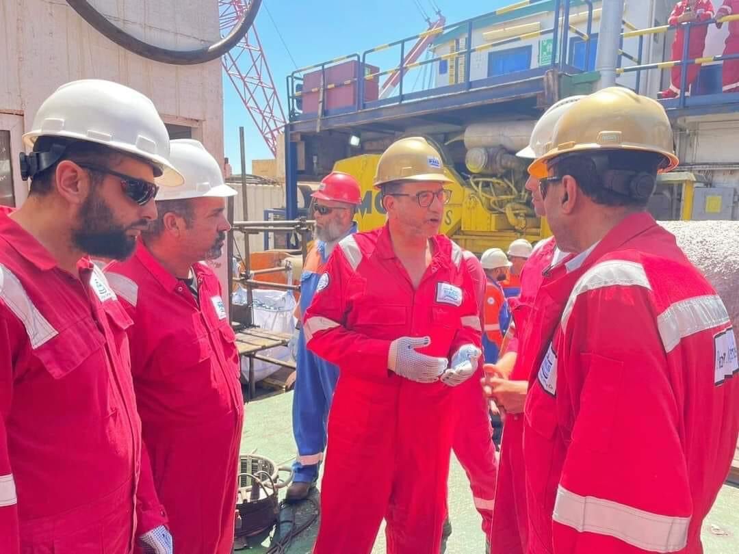 رئيس شركة خدمات البترول البحرية يتابع تنفيذ اعمال الخط البحري بحقل غرب البرلس في ادكو