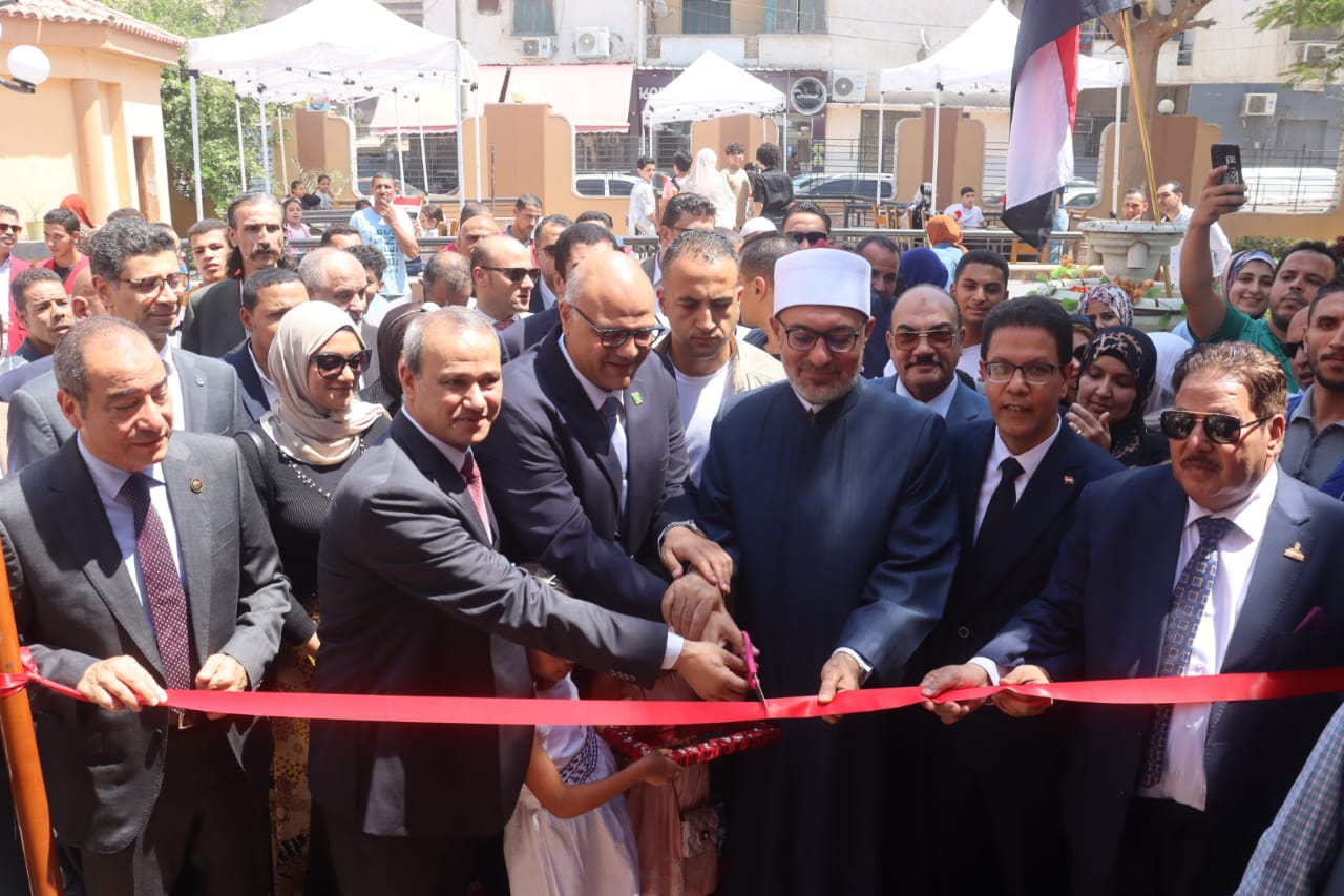 محافظ القليوبية يؤدي صلاه الجمعة بمسجد ناصر ببنها احتفالا بالعيد القومي للمحافظة بحضور مفتي الجمهورية