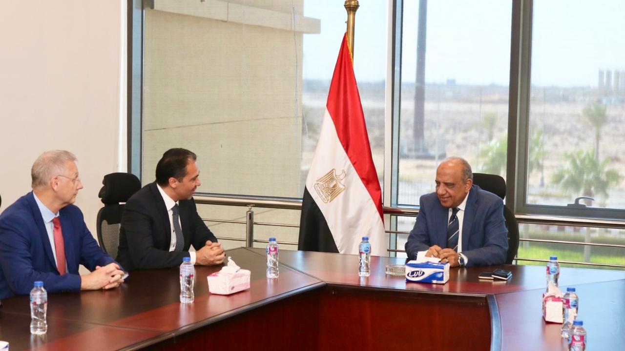وزير الكهرباء يبحث مع شركة “سيمنس” التعاون فى مجالات التصنيع المحلي للمهمات وخفض الفاقد