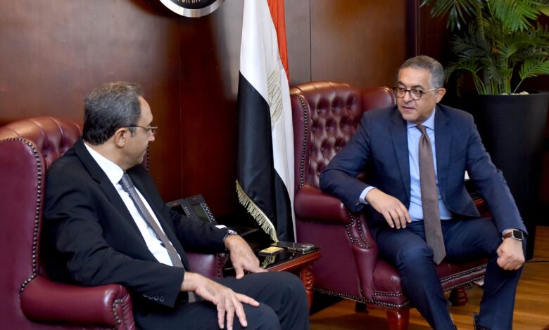 محافظ قنا والرئيس التنفيذي للهيئة العامة للإستثمار يبحثان فرص الإستثمار بالمحافظة