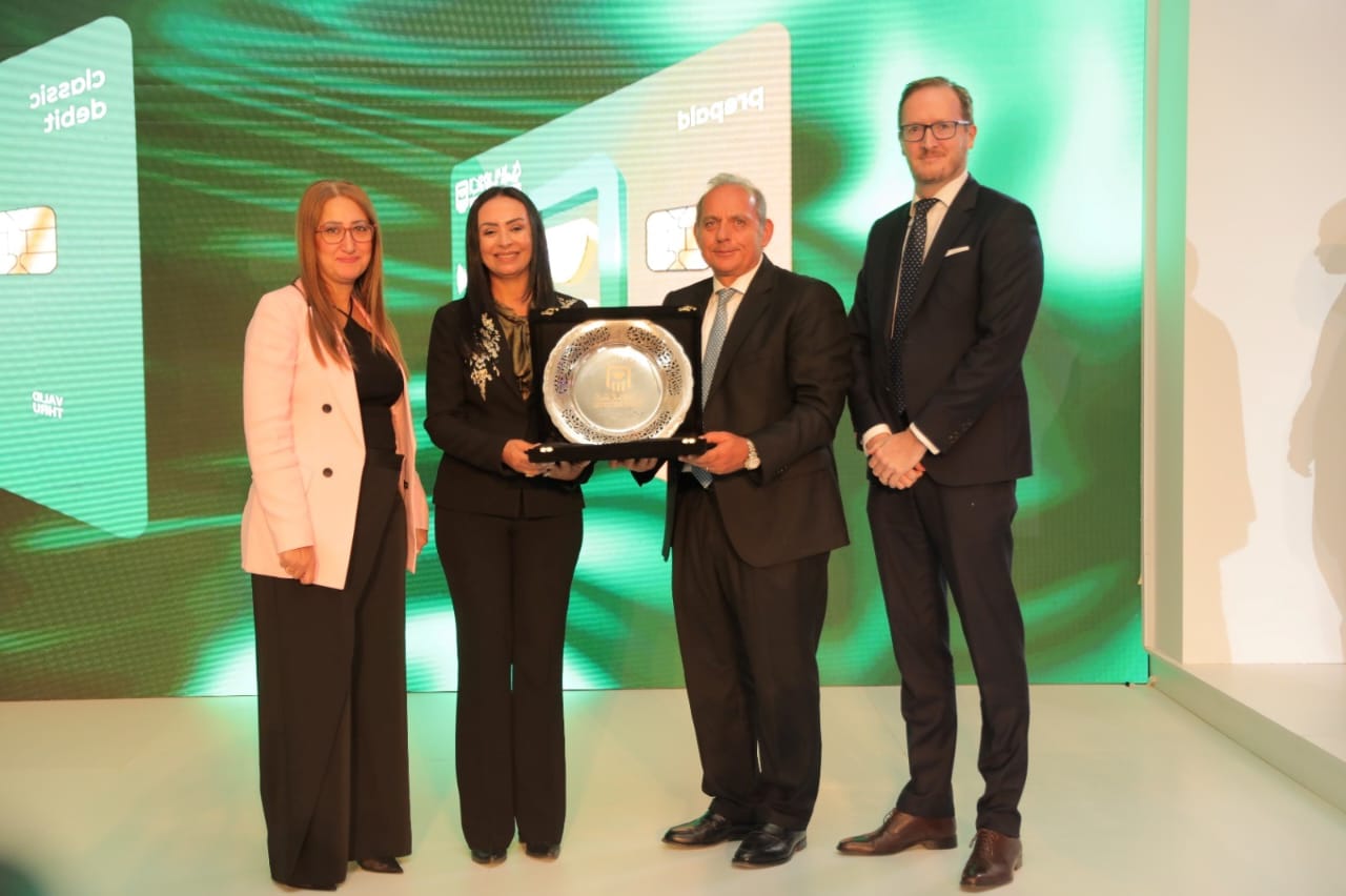 البنك الأهلي المصري يتعاون مع ماستركارد لإطلاق أول بطاقة بخاصية تلامسية دعما لضعاف البصر