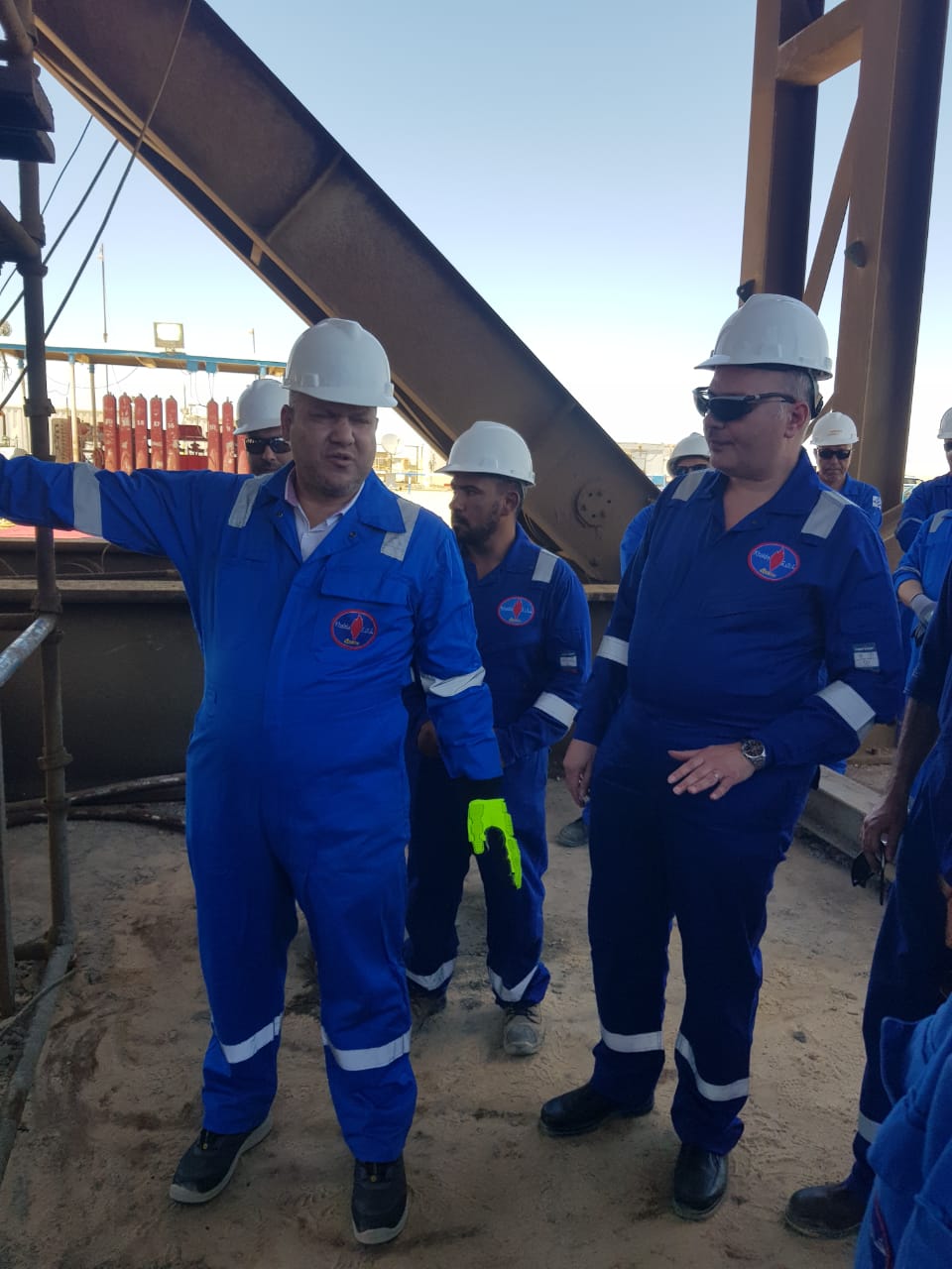 رئيس شركة خالدة للبترول يتفقد سير أعمال الإصلاح الخاصة برأس البئر بالصحراء الغربية