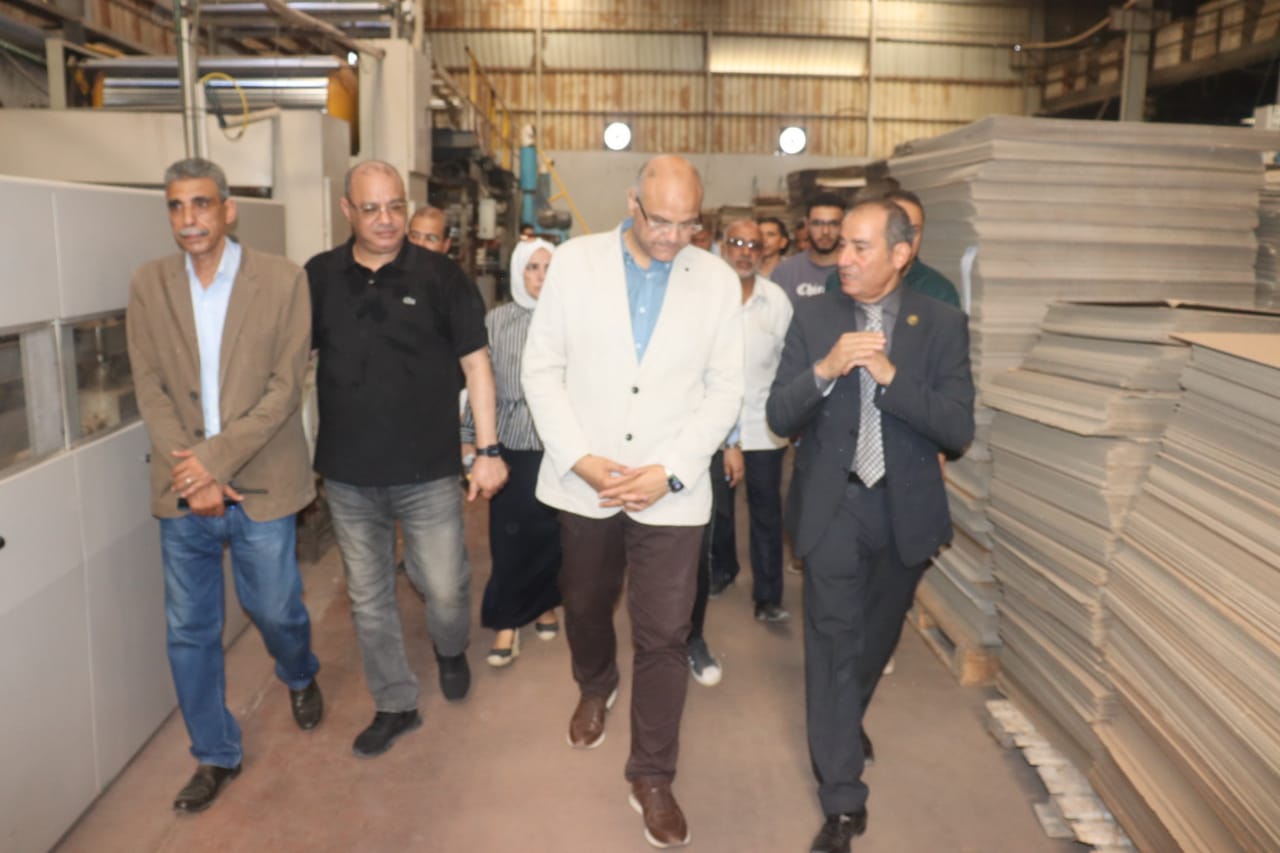 تشجيعا ودعما للاستثمار وفى جولة استمرت 6 ساعات.. محافظ القليوبية يتفقد عدداً من المصانع بمدينة الخانكة