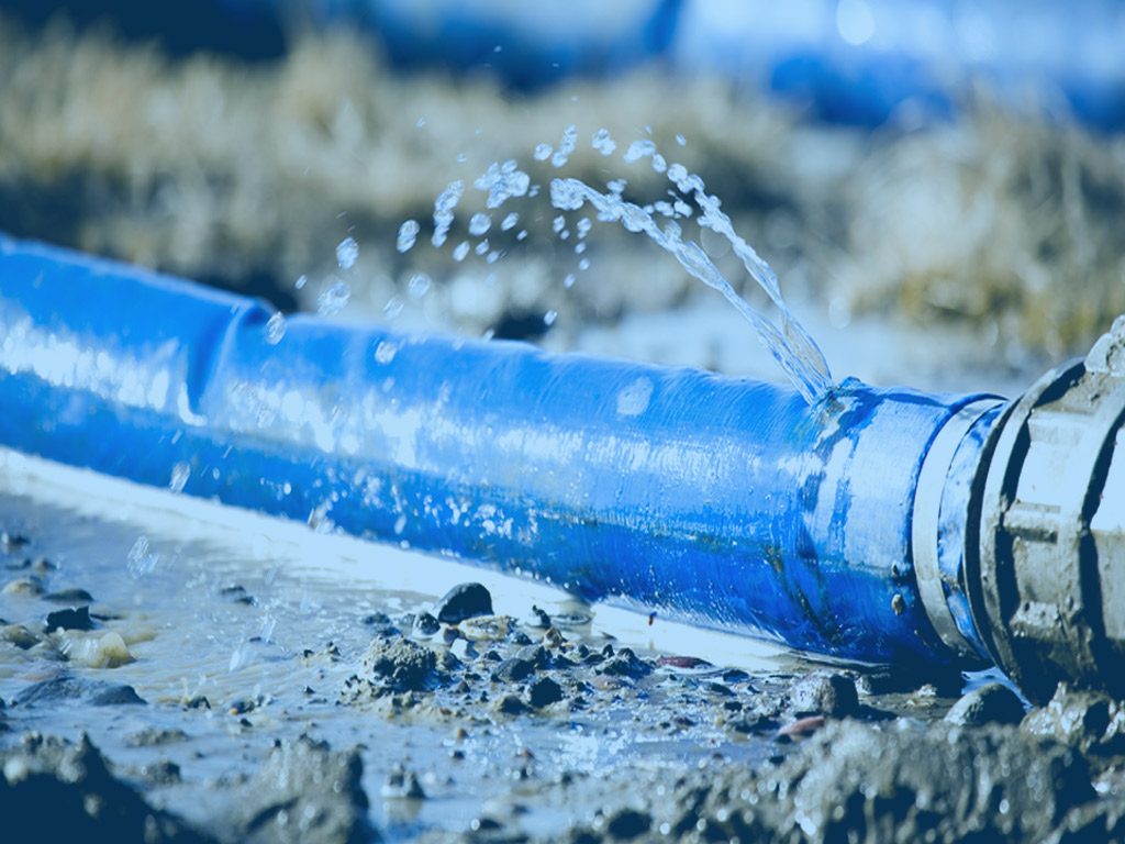 كسر مفاجئ بخط طرد محطة صرف صحى البركة.. وقطع المياه عن مدينة اسيوط لأمكانية الاصلاح