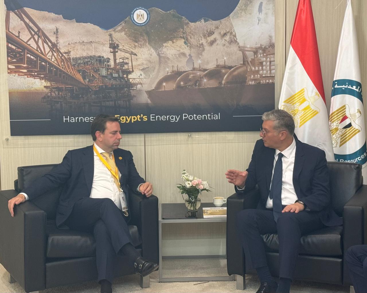 وزير البترول يلتقي نائب الرئيس التنفيذى للغاز الطبيعى المسال بشركة شل لبحث خططتها المستقبلية فى مجال البحث والاستكشاف