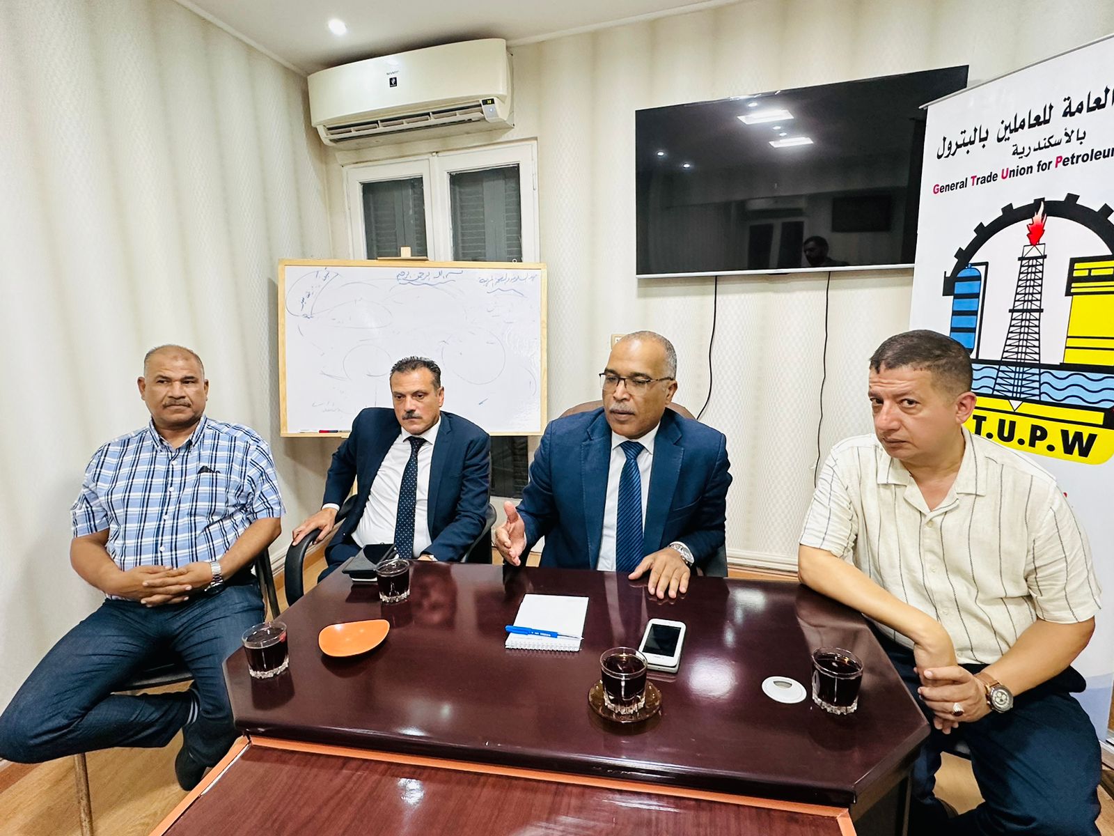 رئيس النقابة العامة للعاملين بالبترول يلتقي أعضاء اللجان النقابية بالإسكندرية