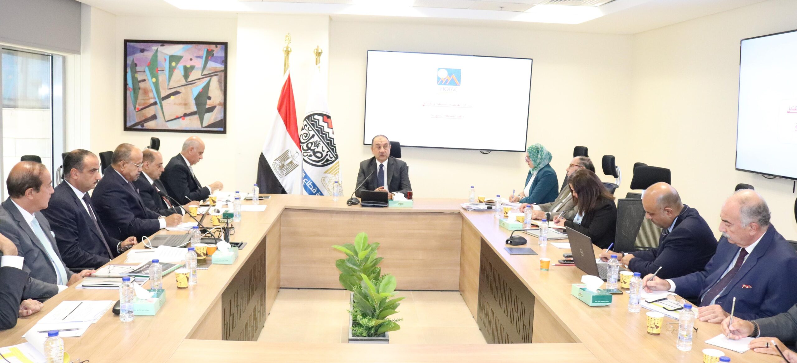 وزير قطاع الأعمال يجتمع بالرؤساء التنفيذيين لشركات “القابضة للسياحة والفنادق” ويؤكد ضرورة تسريع وتيرة العمل بالمشروعات