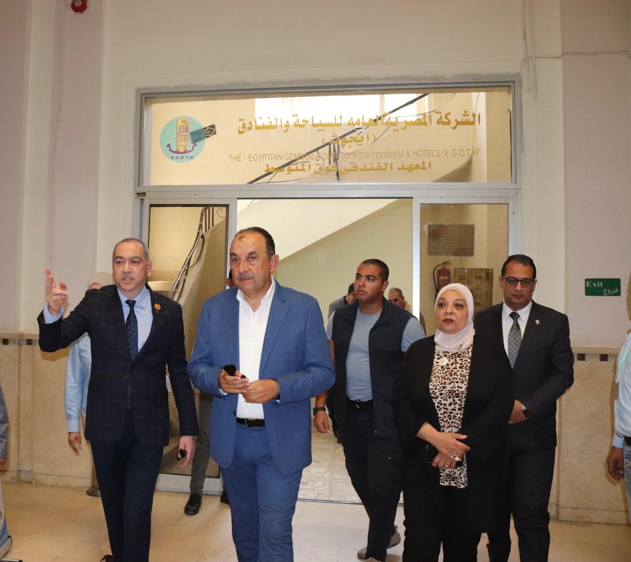 وزير قطاع الأعمال العام يتفقد معهدي “إيجوث” للسياحة والفنادق خلال جولته بالإسكندرية 