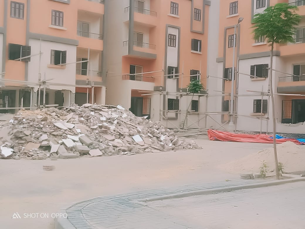 بالصور  والفديوهات.. كارثة انهيارعمارات سكنية جديدة قبل تسليمها بمدينة حدائق العاصمة بموقع 76 في ظل تجاهل المسؤلين