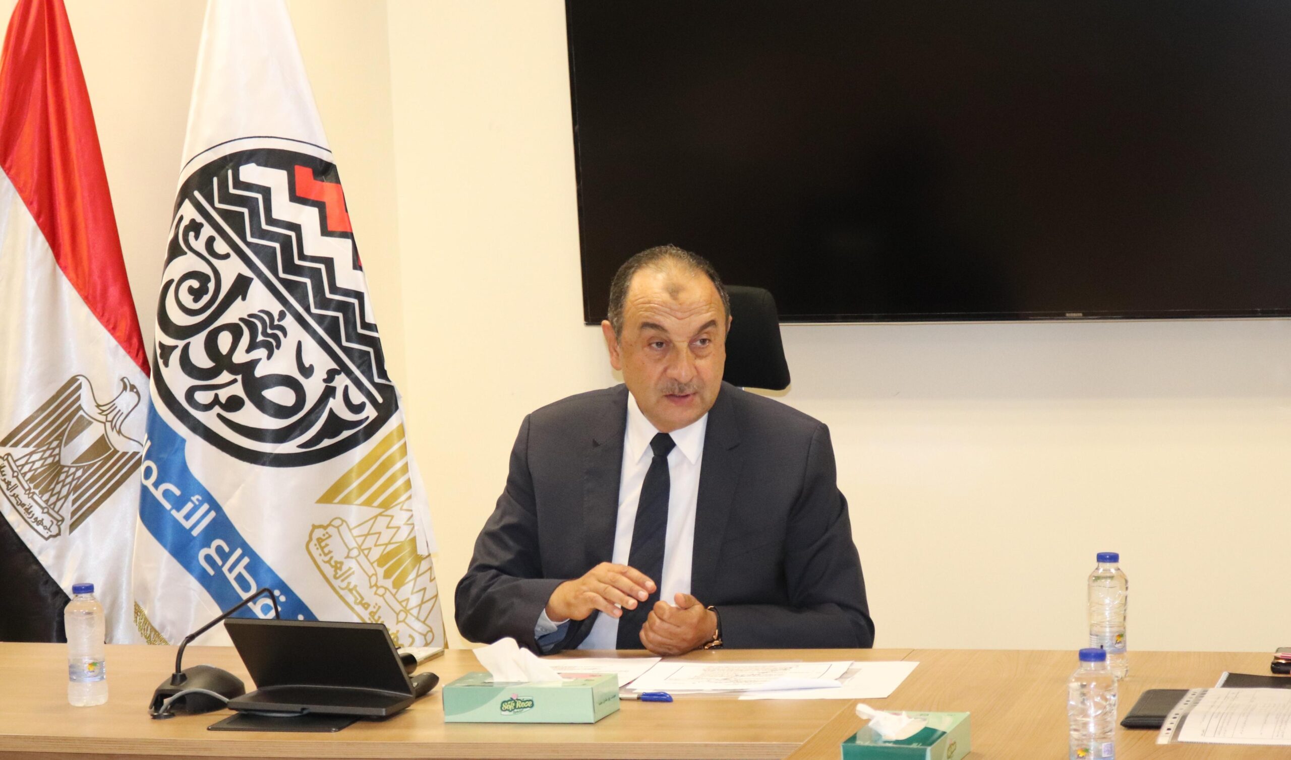 ‎وزير قطاع الأعمال العام يعقد اجتماعه الدوري برؤساء الشركات القابضة التابعة للوزارة.. ‎ويؤكد ضرورة تكثيف الجهود للنهوض بالقطاعات الصناعية والإنتاجية والخدمية