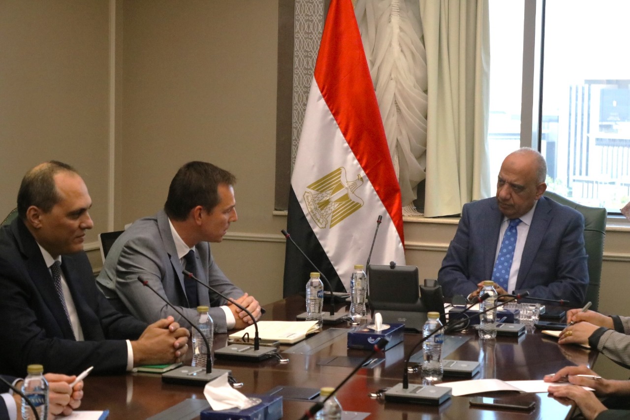 وزير الكهرباء والطاقة المتجددة يبحث مع شركة”شنيدر “التعاون فى مجالات تحسين جودة الخدمة وحوكمة شبكات التوزيع