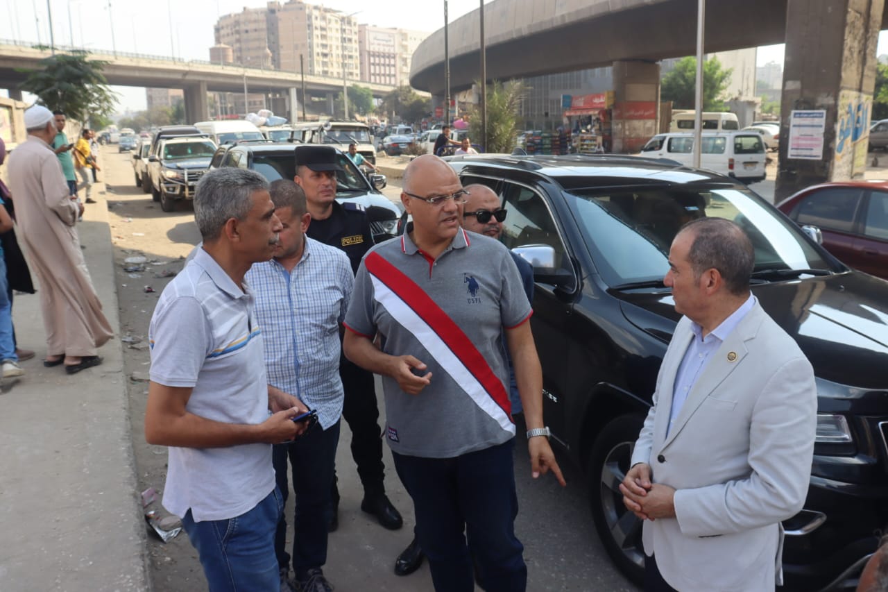 لليوم الثاني علي التوالي …..محافظ القليوبية يتفقد مواقف سيارات الأجرة بمدينتي لمتابعة الالتزام بالتعريفة الجديدة 