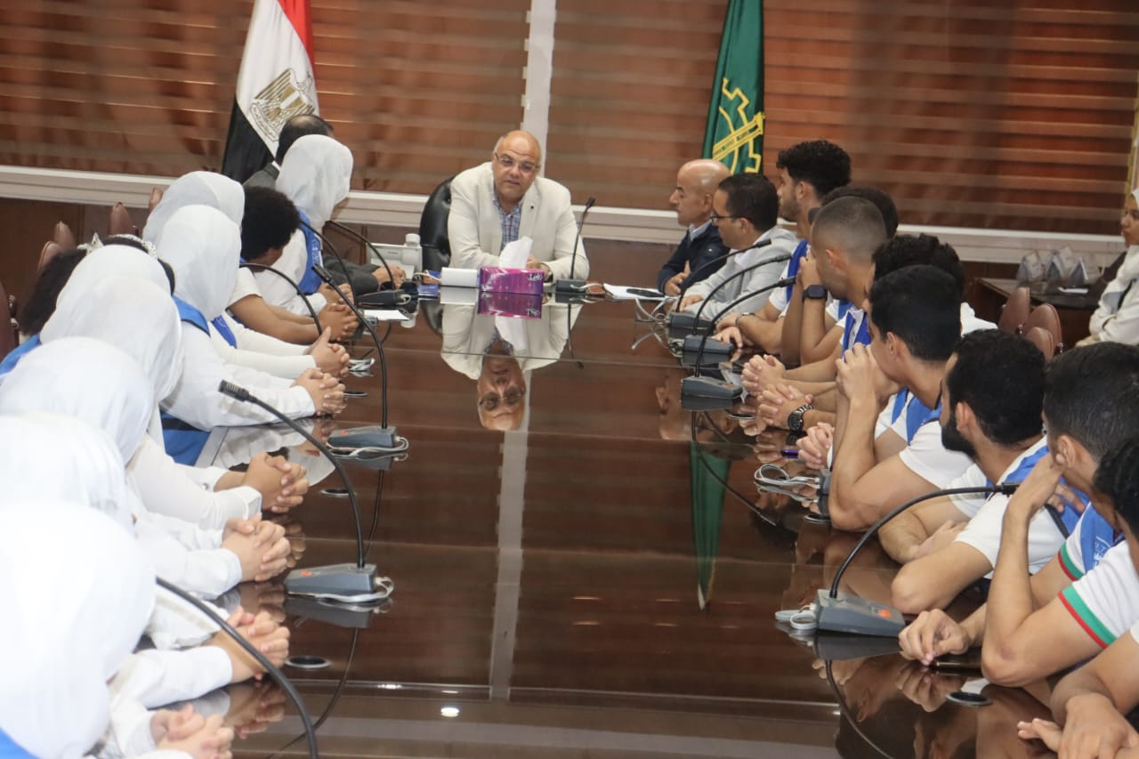 محافظ القليوبية يلتقي مجموعة من شباب مبادرة “شباب يدير شباب YLY” للاستفادة من آرائهم ومقترحاتهم لتطوير المحافظة
