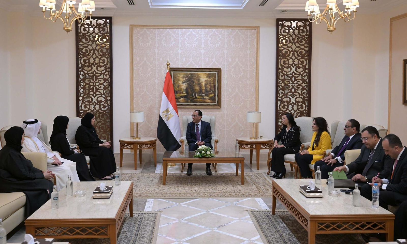 على هامش المنتدى الحضري العالمي في نسخته الثانية عشرة.. رئيس الوزراء يلتقي وزيرة التنمية الاجتماعية والأسرة القطرية