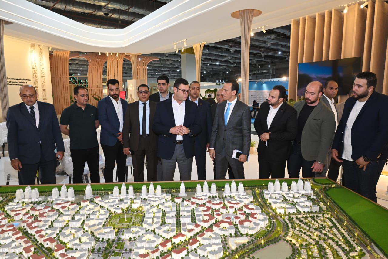 بالصور.. وزير الإسكان يتفقد اللمسات الأخيرة بمركز المنارة للمؤتمرات الدولية لاستضافة المنتدى الحضرى العالمى