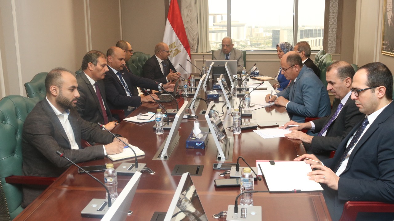 محمود عصمت يبحث مع مجموعة “مدكور ” التعاون فى مجالات خفض الفقد وتوزيع الكهرباء