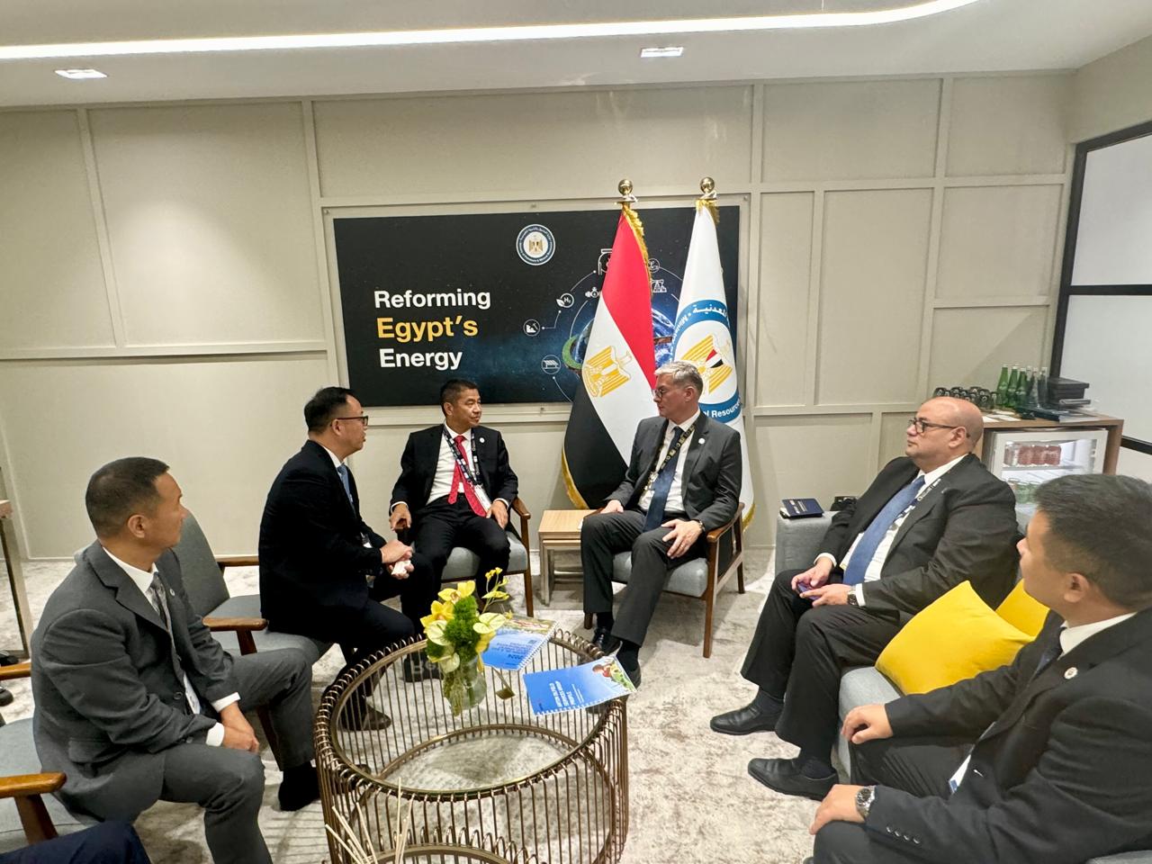 وزير البترول يعقد جلسة مباحثات مع فان يونج هونج، رئيس مجموعة أنتون أويل الصينية