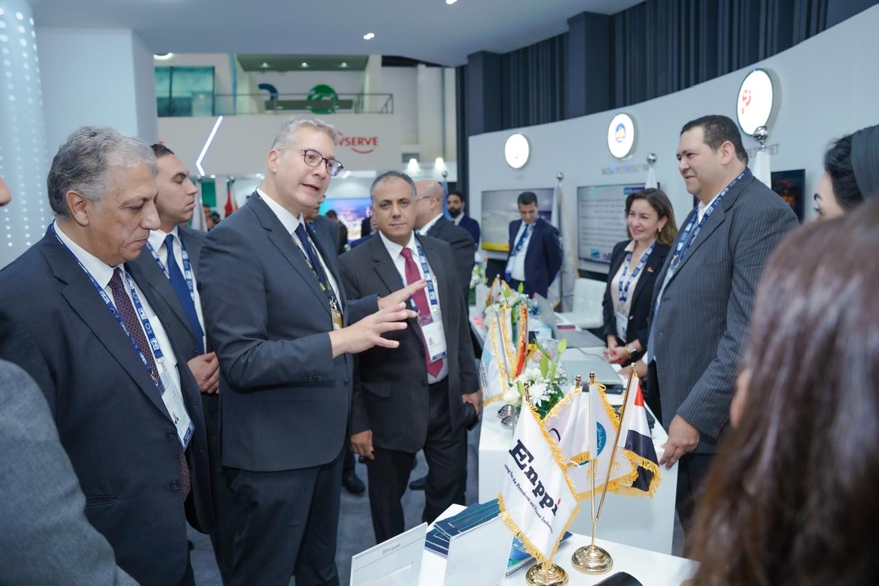 المهندس كريم بدوي وزير البترول والثروة المعدنية يتفقد جناح قطاع البترول المصري بمعرض أديبك 2024 