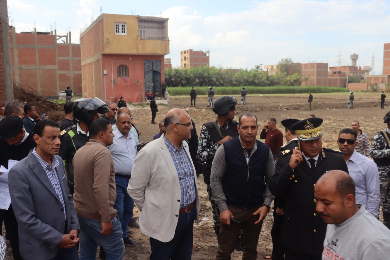 محافظ القليوبية يقود حملة مكبرة لإزالة التعديات على الأراضي الزراعية بالقناطر الخيرية