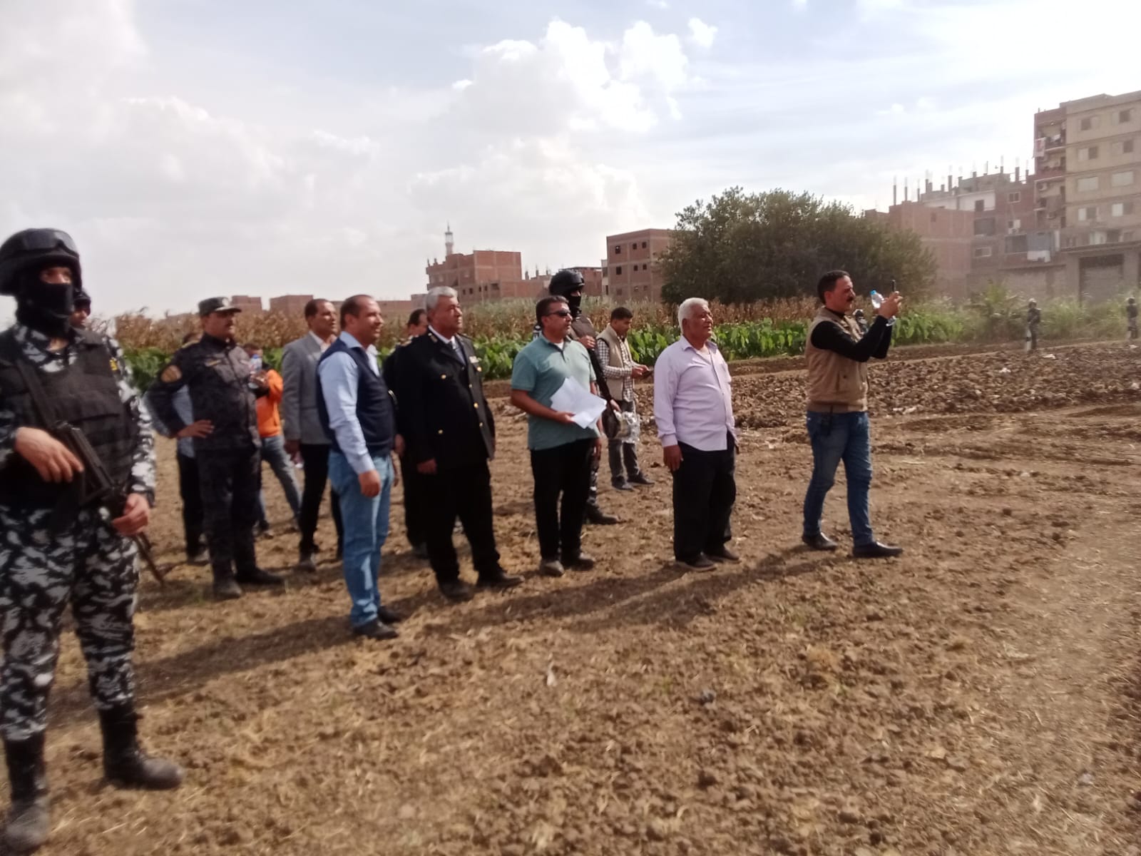 بالفيديو.. محافظ القليوبية واللواء فؤاد الطيب يتابعان إزالة منزل مخالف بالقناطر الخيرية