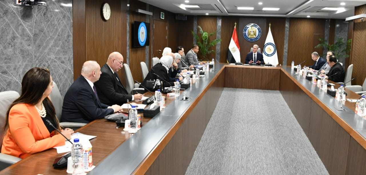 وزير البترول يعقد لقاءً دورياً مع نواب البرلمان لبحث تطوير الخدمات والتعاون المشترك