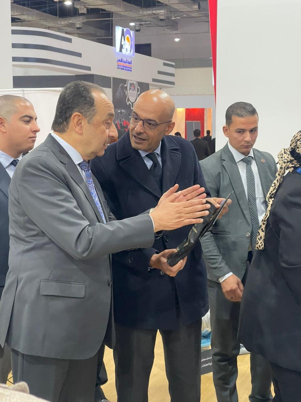 وزير قطاع الأعمال يتفقد جناح الشركات التابعة في المعرض الدولي الثالث للصناعة