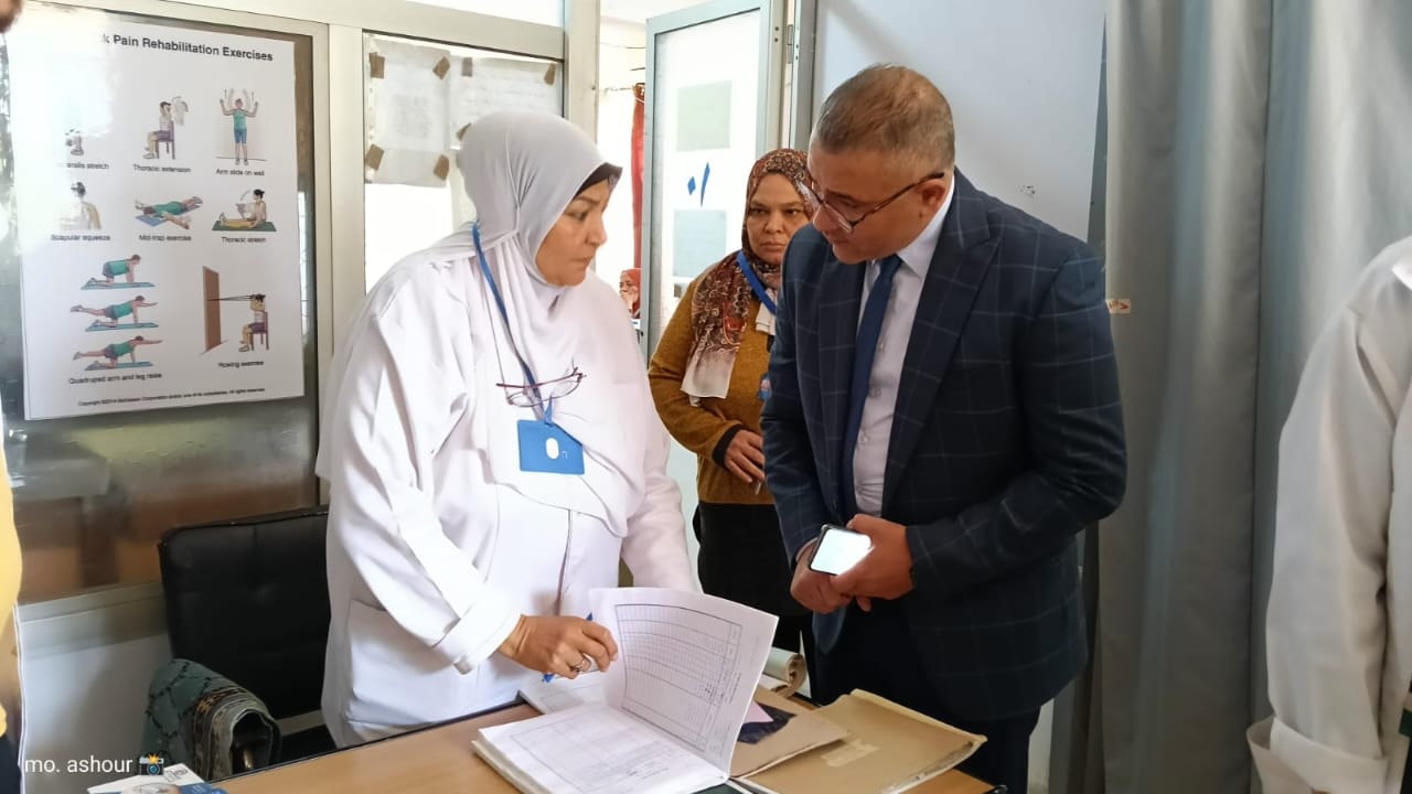 مدير فرع التأمين الصحي بالقليوبية يتفقد في زيارة مفاجئة عيادات العبور الشاملة ويحيل مسئول خدمة المواطنين للتحقيق