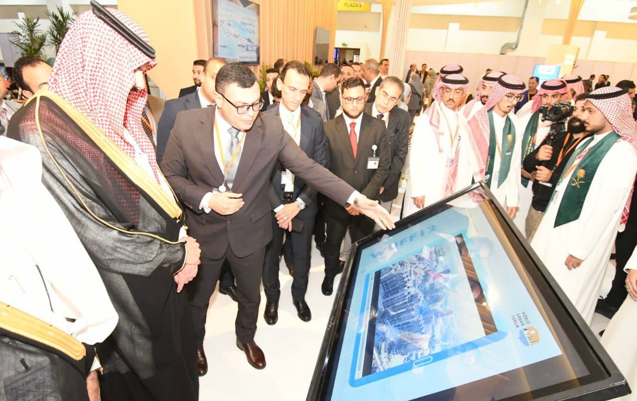 على هامش فعاليات اليوم الثاني للمنتدى الحضرى العالمى.. وزير الإسكان يصطحب أمين منطقة الرياض  فى جولة بالجناح المصري 