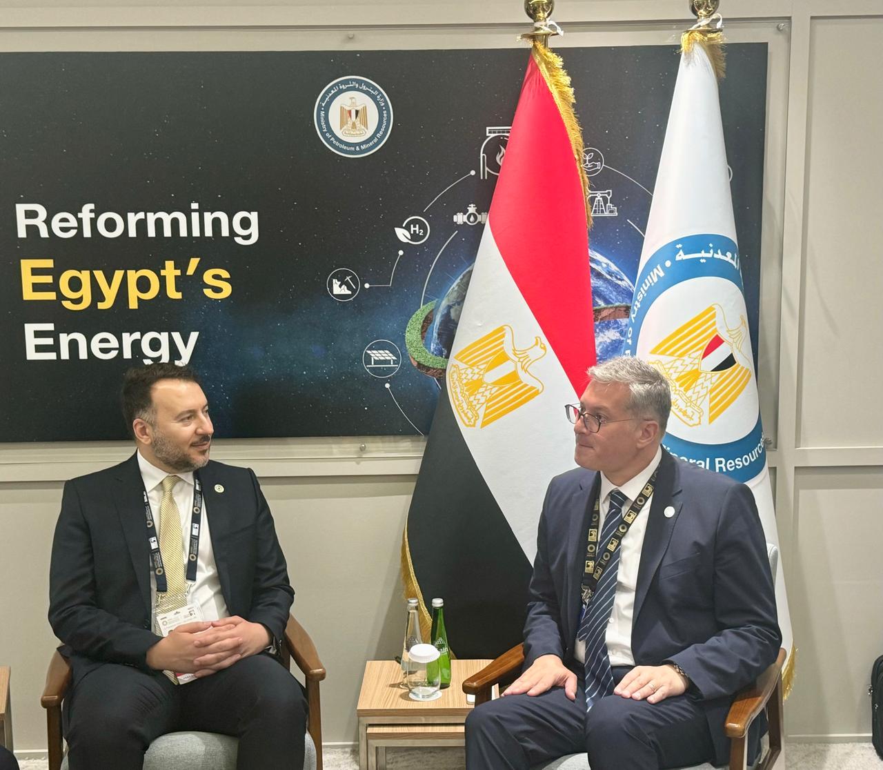 المهندس كريم بدوى يعقد جلسة مباحثات ثنائية مع جيف ميلر الرئيس التنفيذي لشركة هاليبرتون