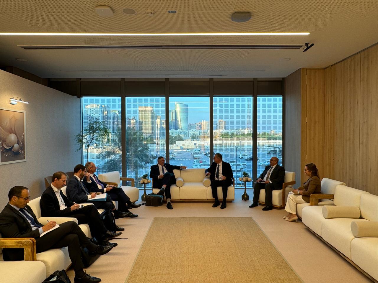 كريم بدوي يبحث مع رئيس شركة «توتال إينرجيز» العالمية تعزيز الشراكة الاستراتيجية في قطاع البترول المصري