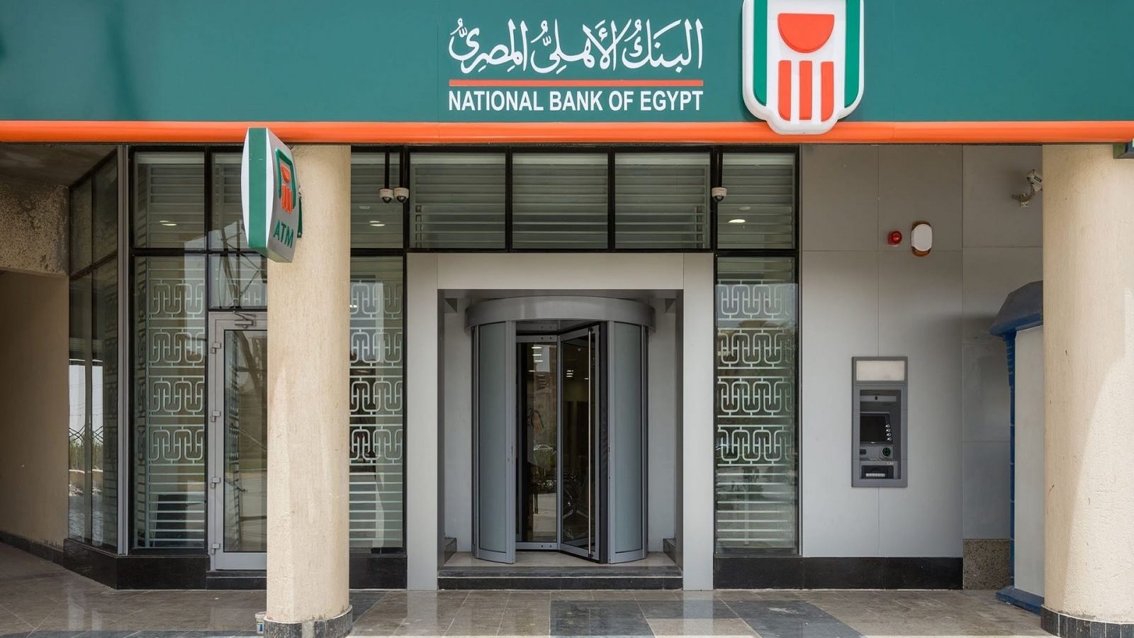 البنك الأهلي المصري يقدم خدمة Apple Pay باستخدام iPhone وApple Watch