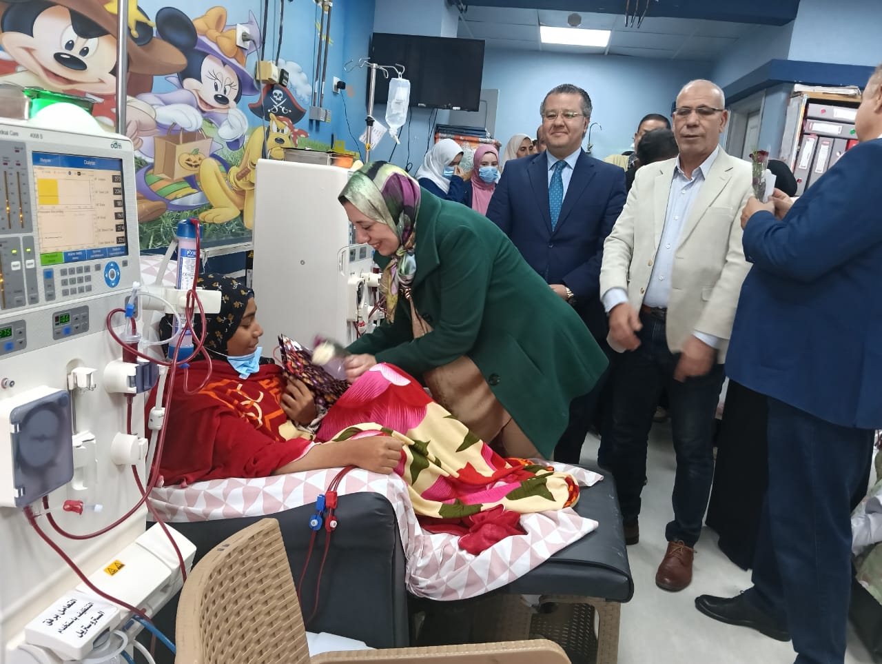 نائبة رئيس جامعة بنها توزع الهدايا والورود على أطفال الغسيل الكلوي ووحدة أمراض الدم بالمستشفى الجامعى