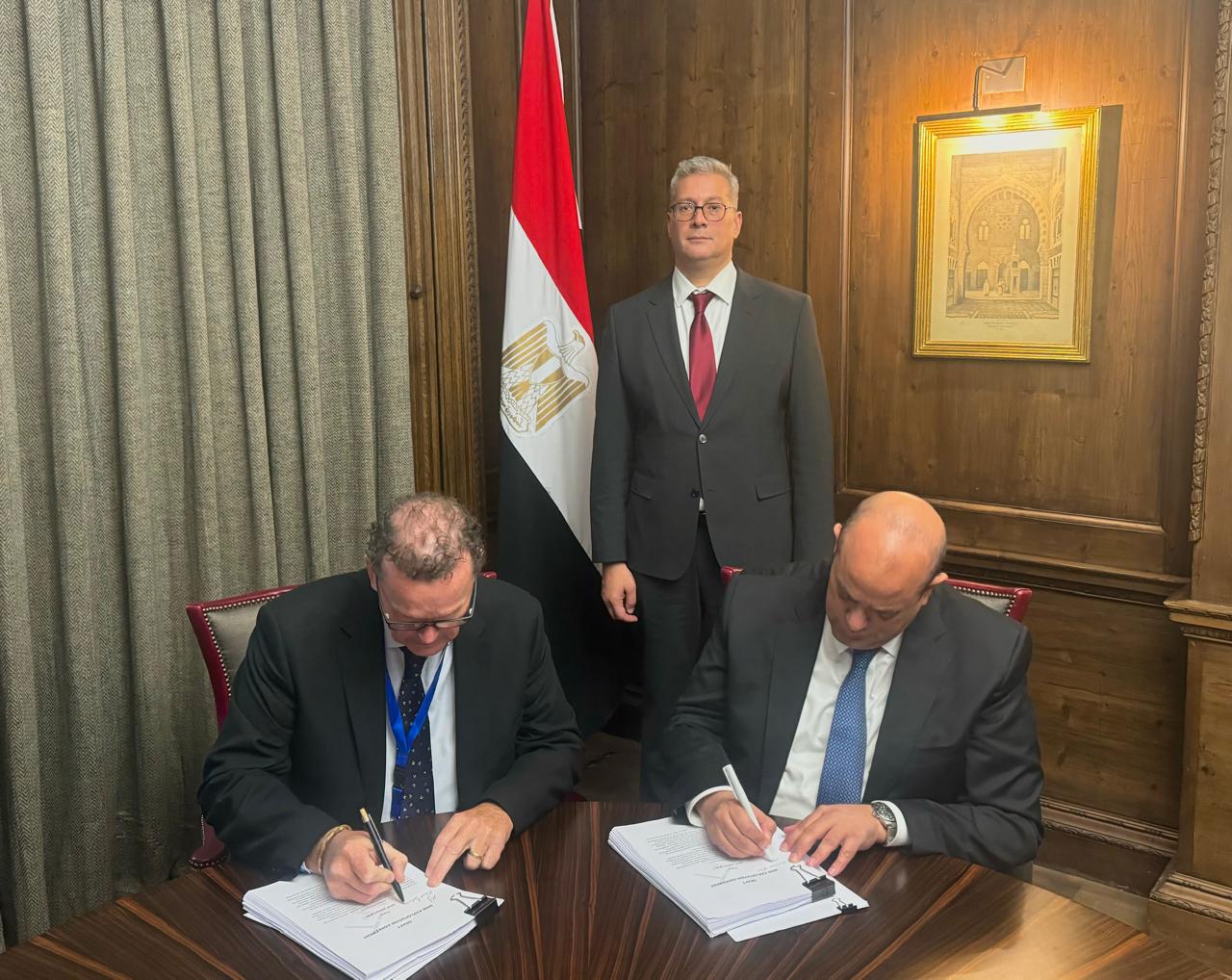 وزارة البترول والثروة المعدنية توقع اتفاقية مع شركة أنجلوجولد أشانتي للبحث عن خام الذهب